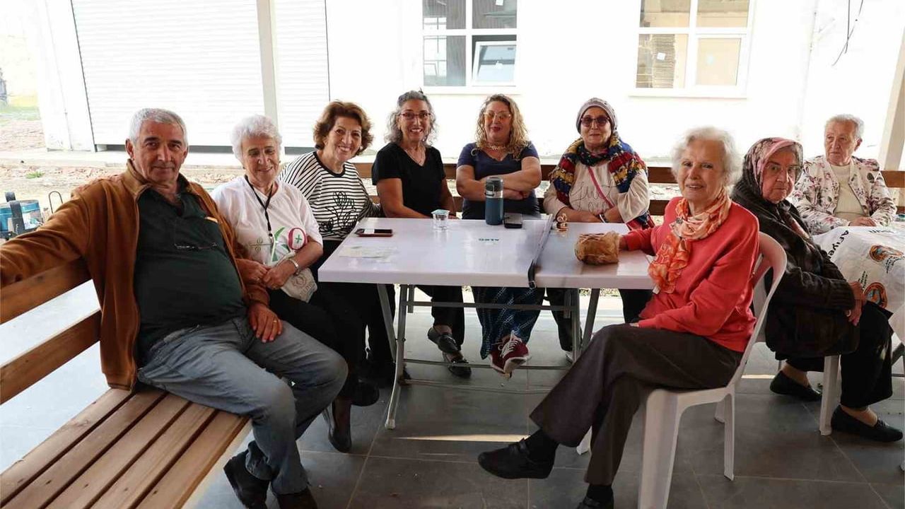Yaşlılarda sıcak havalarda hayati önlemler: susuzluk, ilaç takibi ve ev düzeni