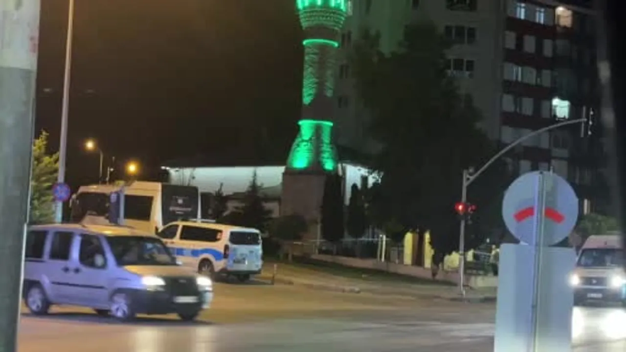 Yatsı namazı sonrası şadırvanda baygınlık geçiren kişiye din görevlisi müdahale etti