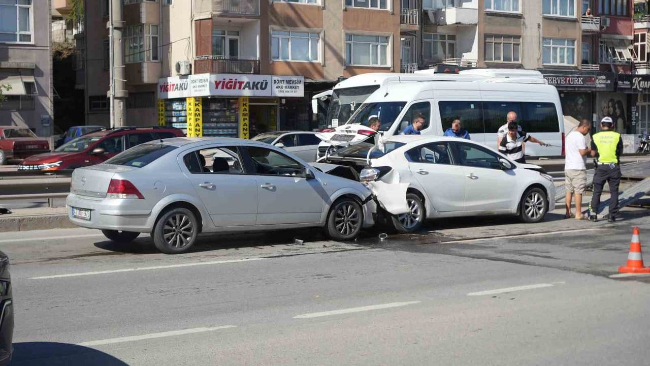 Yavaşlayan trafik zincirleme kazaya neden oldu: biri çocuk 3 yaralı