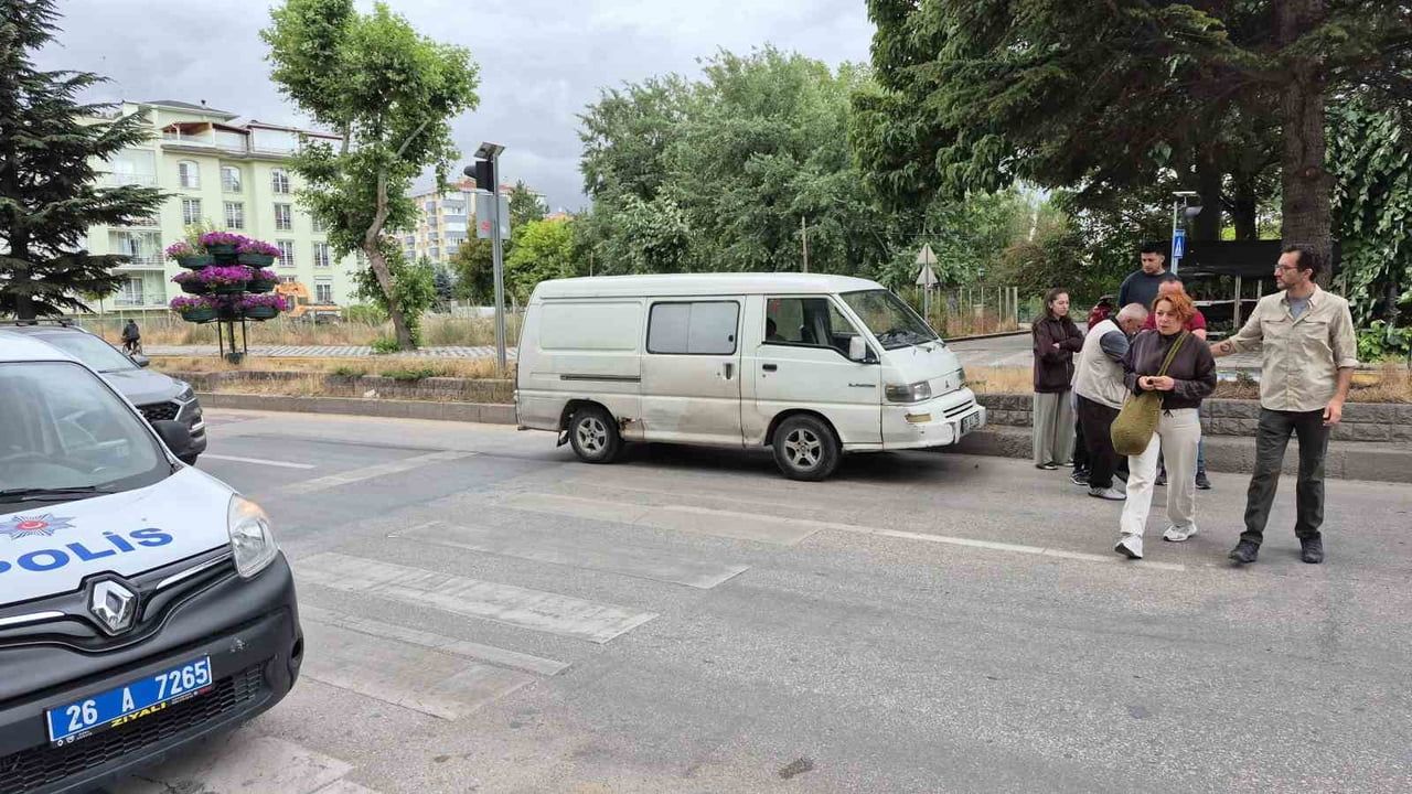 Yaya geçidinde çarpışma: anneanne ve torunu hafif yaralandı