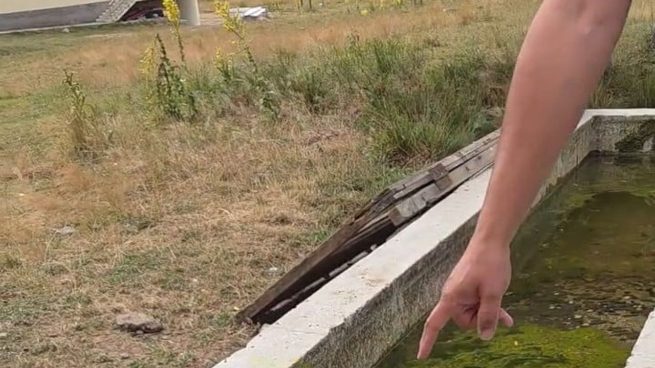 Yayla çeşmesini elleriyle temizleyerek suyu yeniden akıtan duyarlı vatandaş