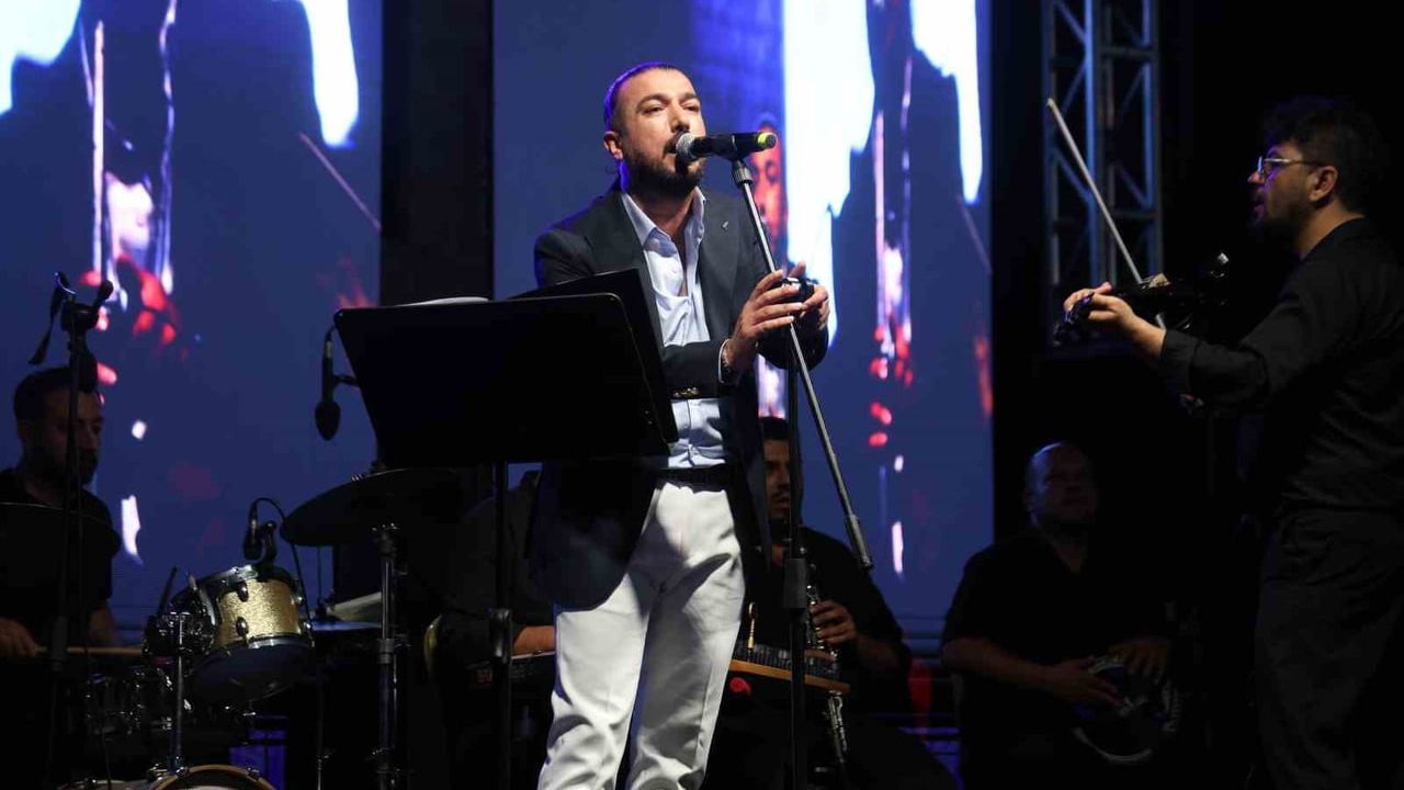 Yaz konserlerinde gönülleri çalan genç: Yasin Atar sahnede coşkuyu büyüttü