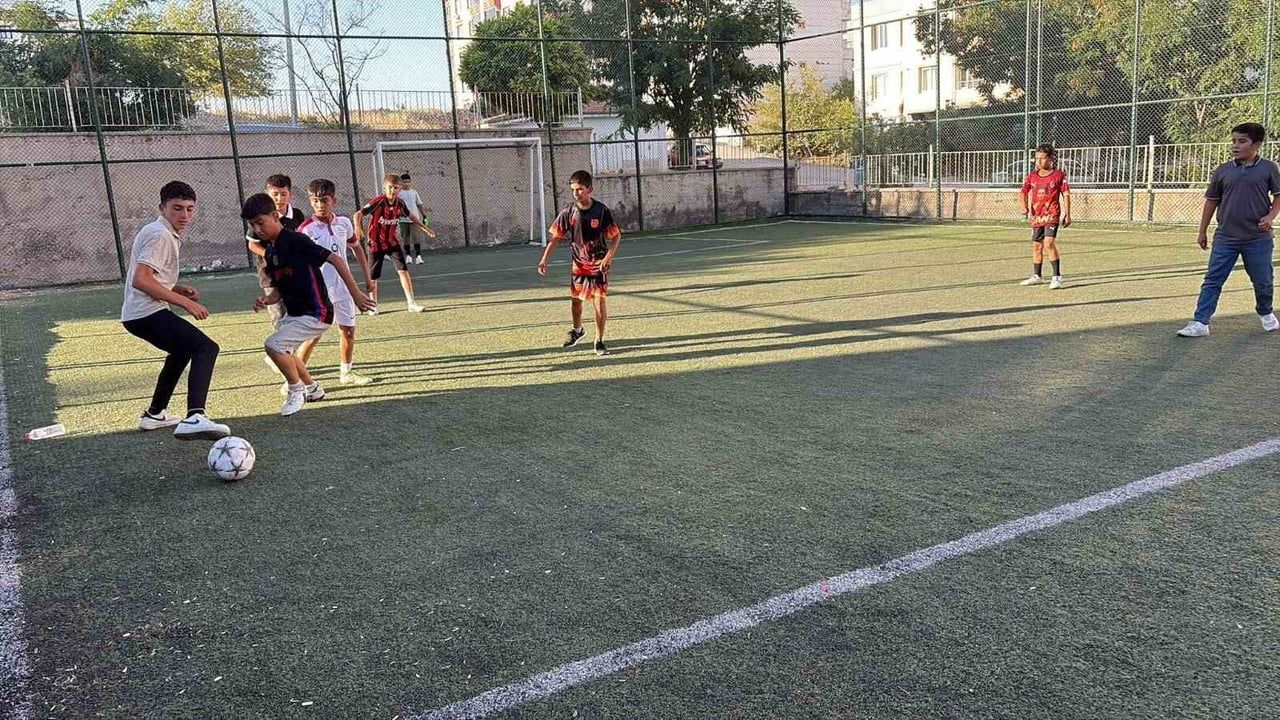 Yaz Kur’an kurslarında sahaya çıkan çocuklar rekabete başladı