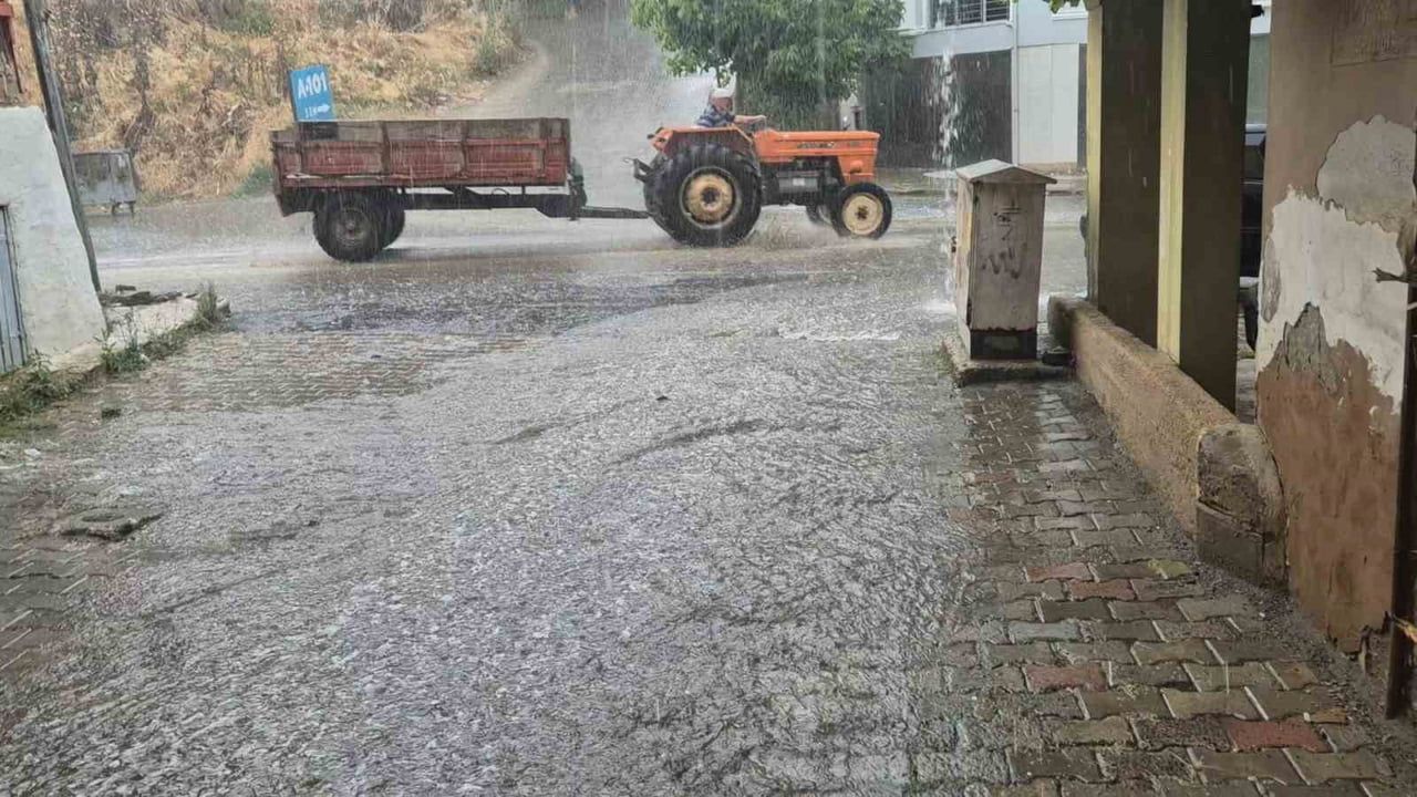 Yaz ortasında sağanak: Tekirdağ’da yollar suyla kaplandı