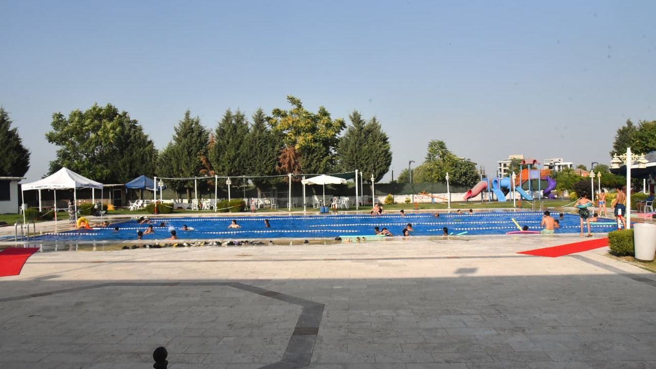 Yaz sıcaklarında çocuklara havuzda spor molası