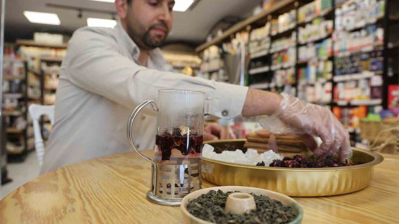 Yaz sıcaklarında doğal serinlik: hibiskus şerbeti hem ferahlatıyor hem destek oluyor