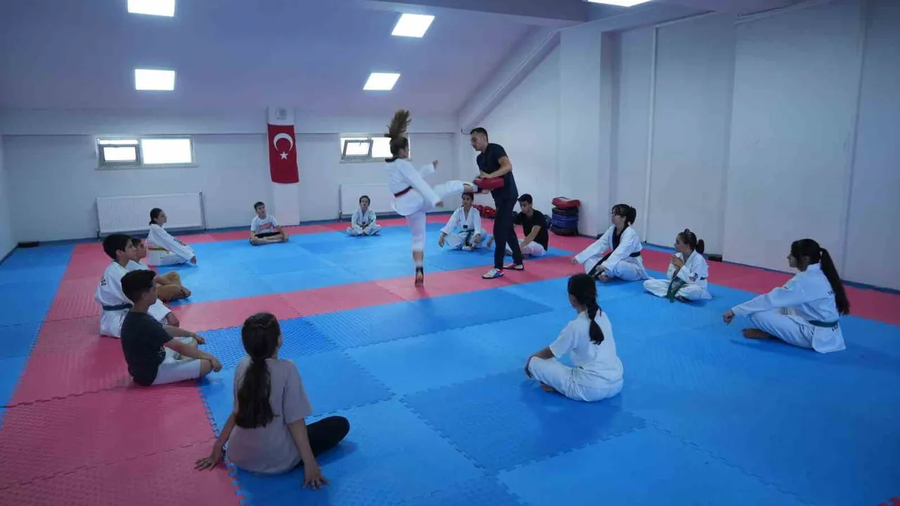 Yaz spor okullarında tekvando tutkusu Muş'ta artıyor