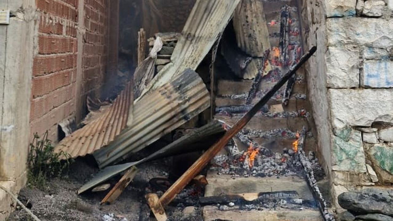 Yazyurdu köyünde tandır yangını 5 ev kullanılamaz hale geldi