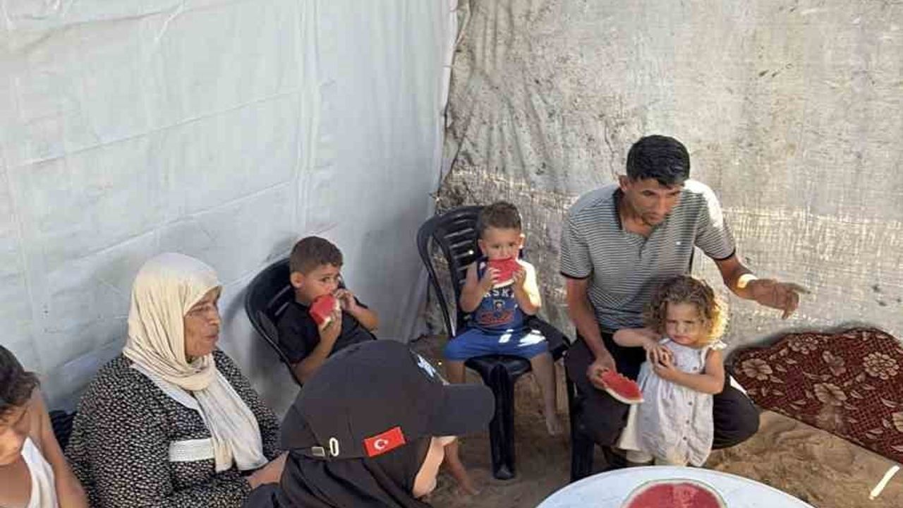 Yedi Başak Gazze’de yaz şenliği düzenledi, halka karpuz dağıttı
