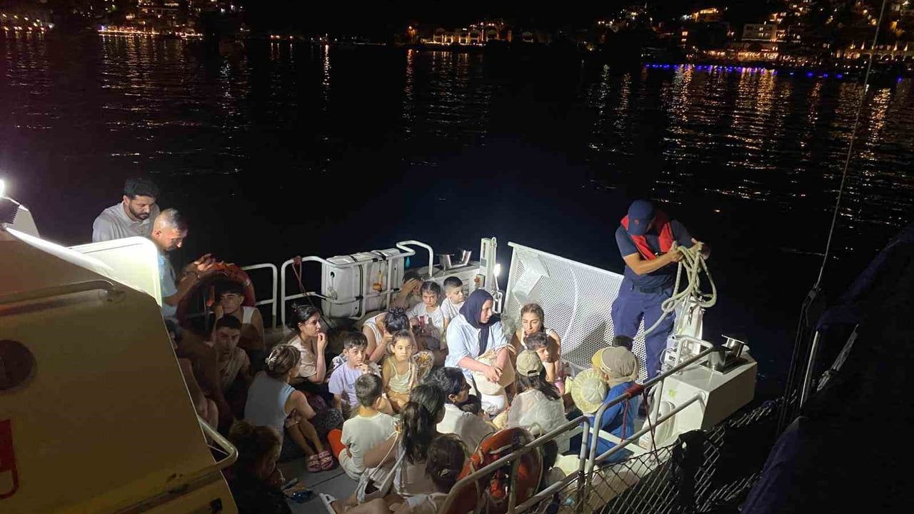 Yelkenli tekneyle sevk edilen 40 düzensiz göçmen Bodrum açıklarında durduruldu