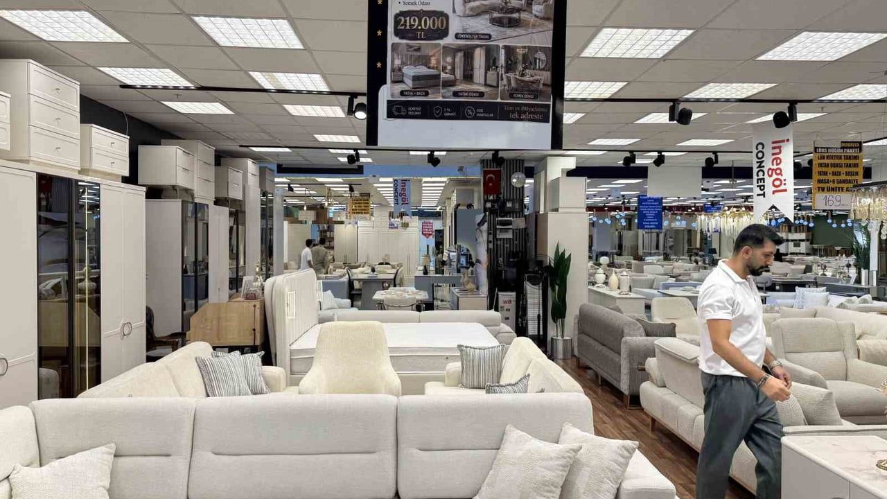 Yenibosna'da mobilyacılardan evlenecek çiftlere indirim kampanyası