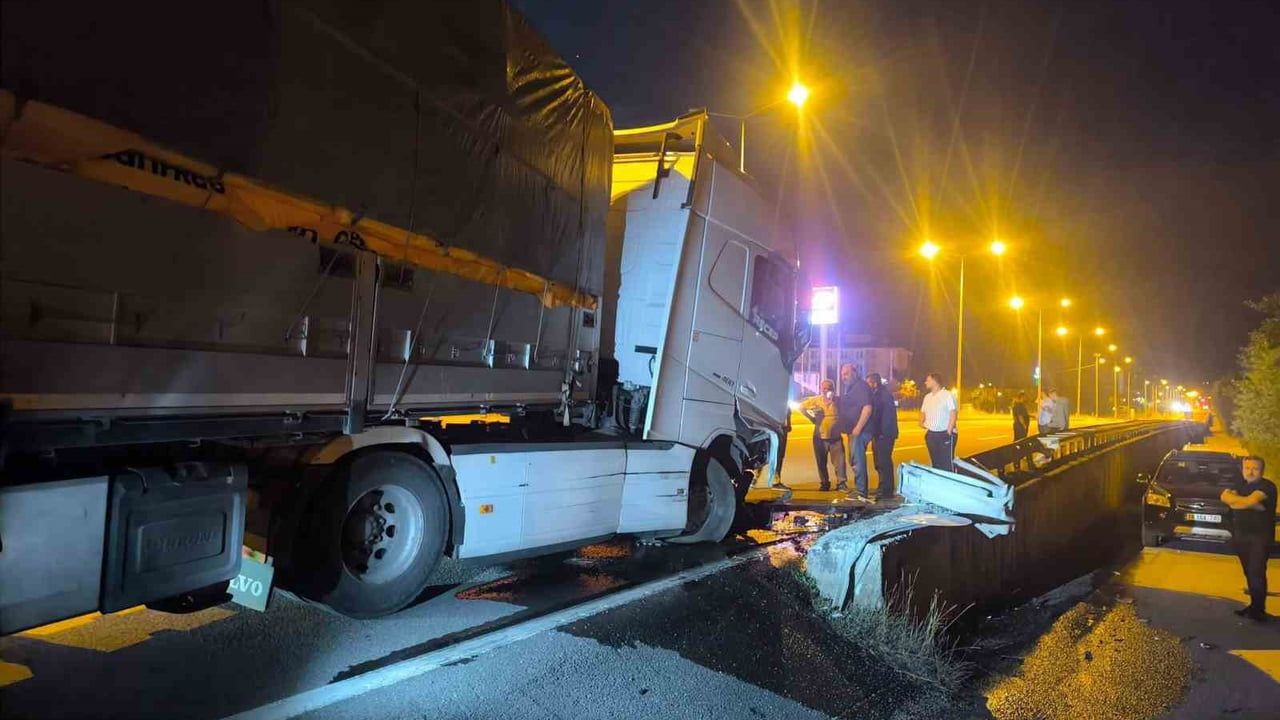 Yeniçağa'da direksiyon hakimiyeti kaybolan tır bariyerlere çarparak durdu