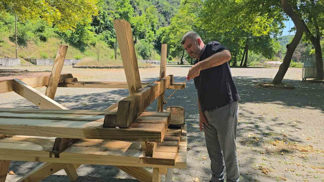 Yenice belediye başkanı Sertaş Karakaş işçileri dinlendirdi, kendisi çalıştı
