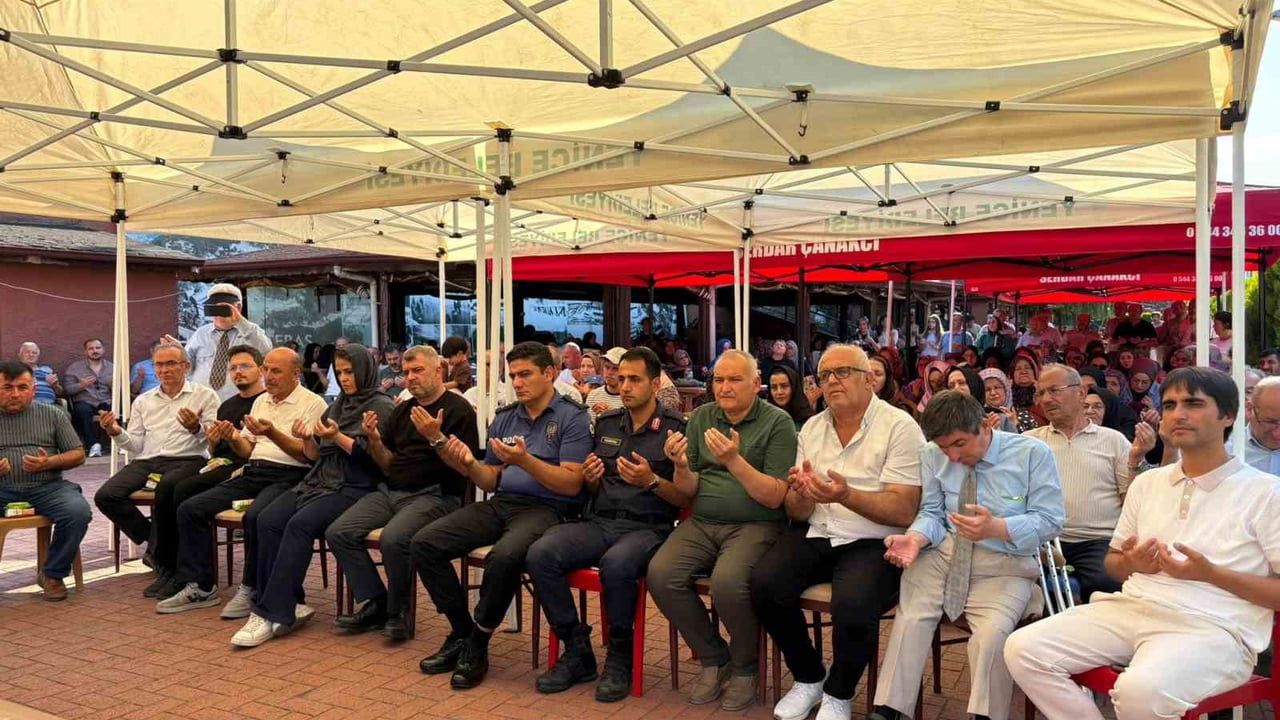 Yenice'de banklara karanfil bırakıldı: Tutku Burcu Köseoğlu için Kur'an-ı Kerim ve dualar