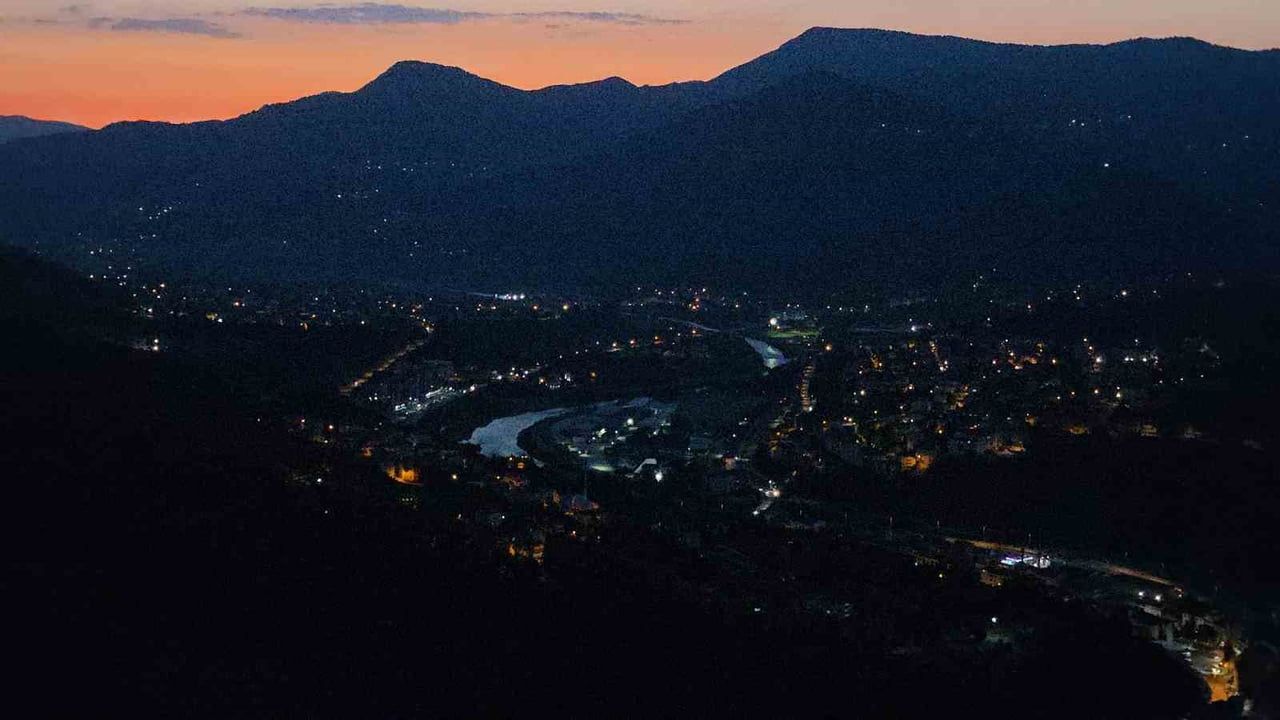 Yenice'de günbatımı sonrası sokak lambaları ilçe merkezini aydınlatıyor