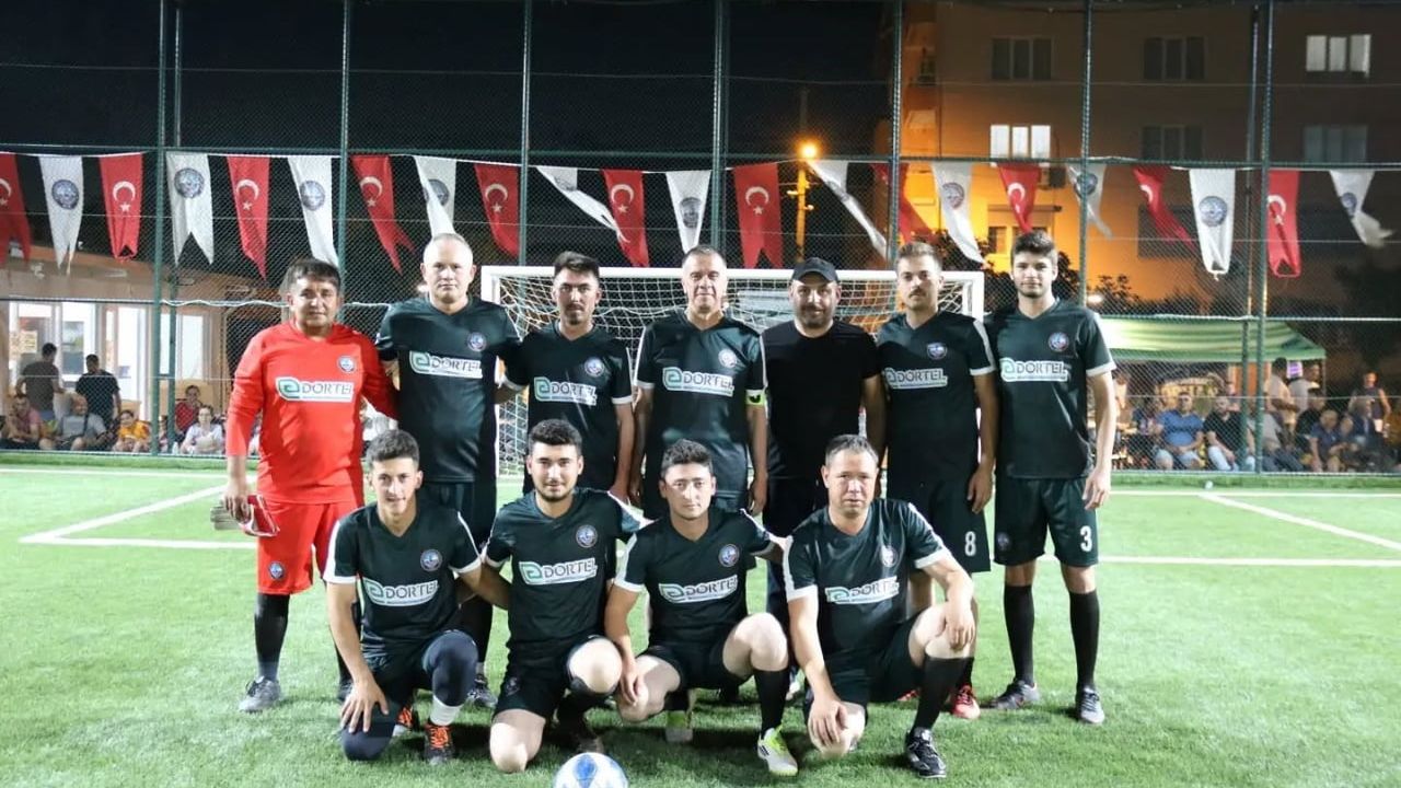 Yenipazar belediyesi Mahmut Öz halı saha turnuvası'nda ilk maç oynandı
