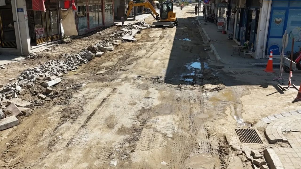 Yenipazar’da yol yenileme çalışmaları Yörük Ali Efe Caddesi’nde sürüyor