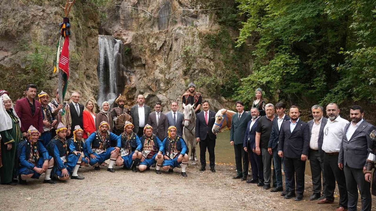 Yenişehir'de 700 yıllık Nilüfer Hatun gelin uğurlama töreni canlandırıldı