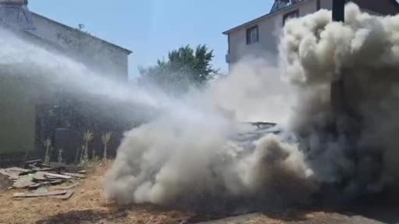 Yenişehir Mahallesi'nde depoda çıkan plastik pencere yangını söndürüldü