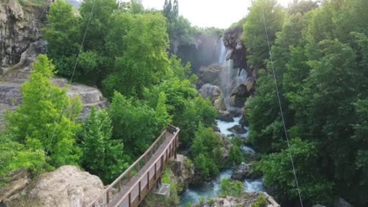 Yerköprü Şelalesi ziyaretçilerin uğrak noktası oldu