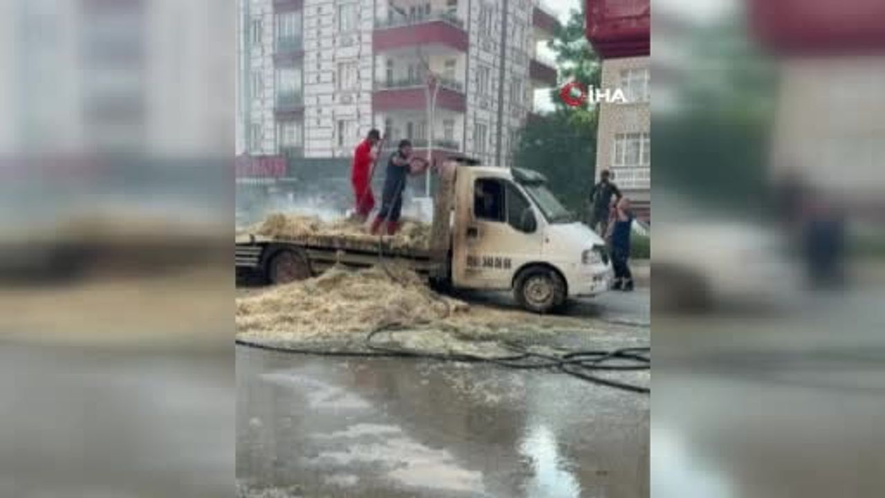 Yerköy'de saman yüklü kamyonette yangın çıktı