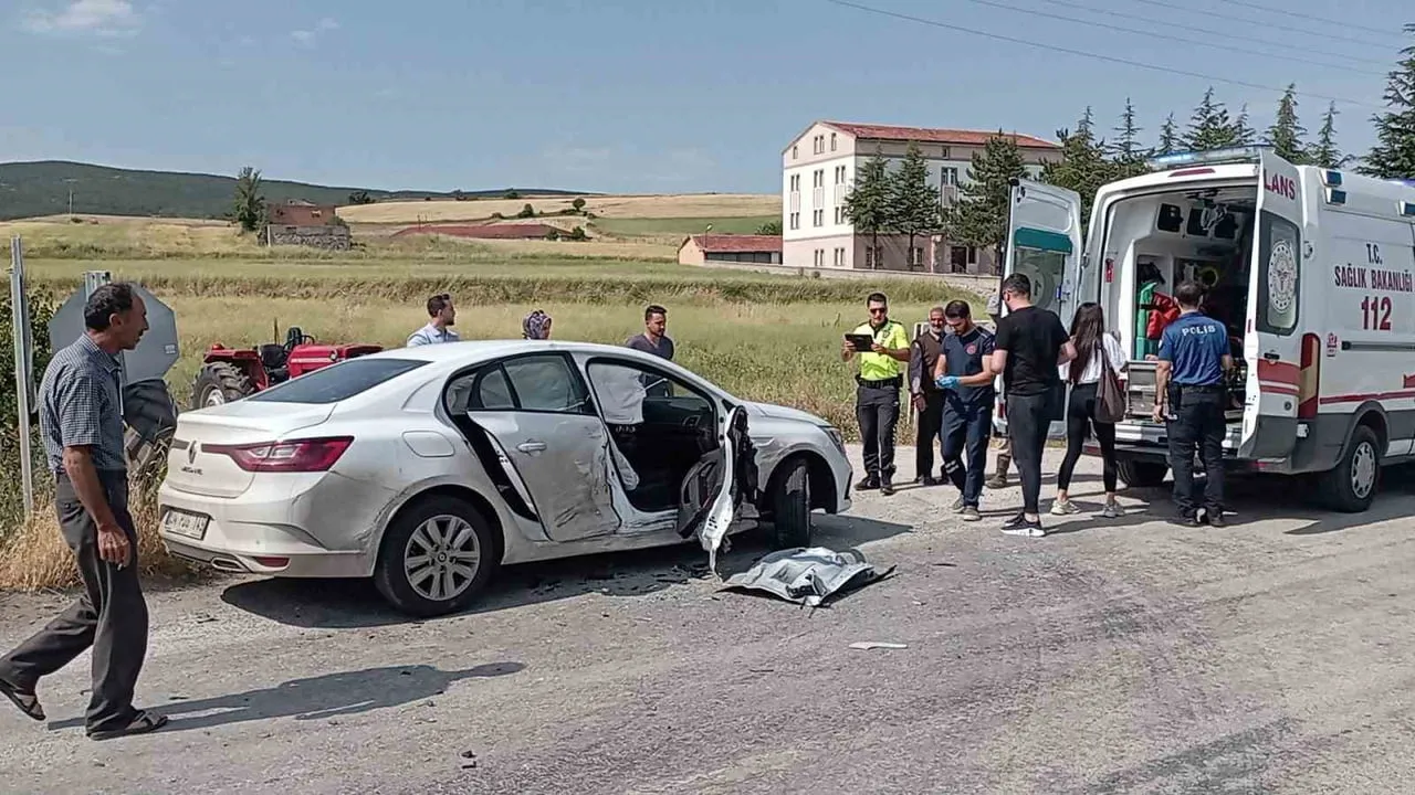 Yeşilyurt'ta iki otomobil kafa kafaya çarpıştı: 2 yaralı