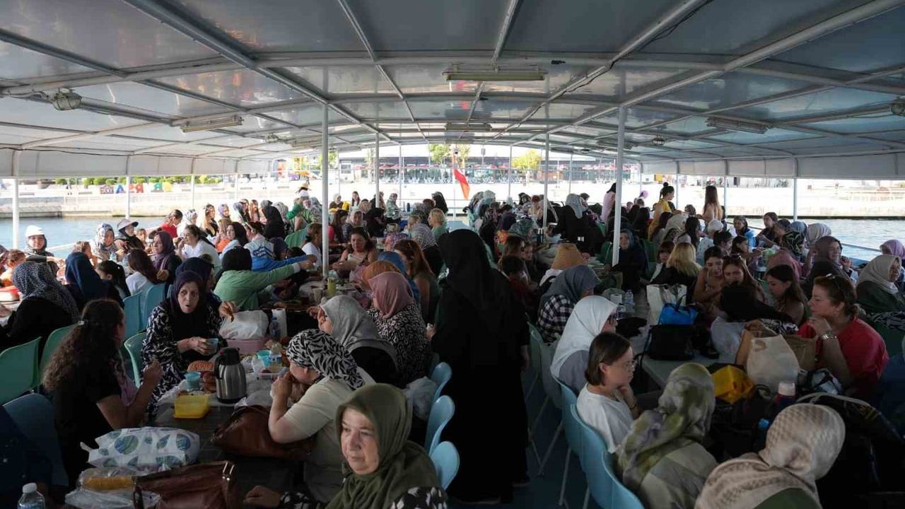 Yıldırımlı kadınlar denizle buluştu: mavi turda neşeli gün