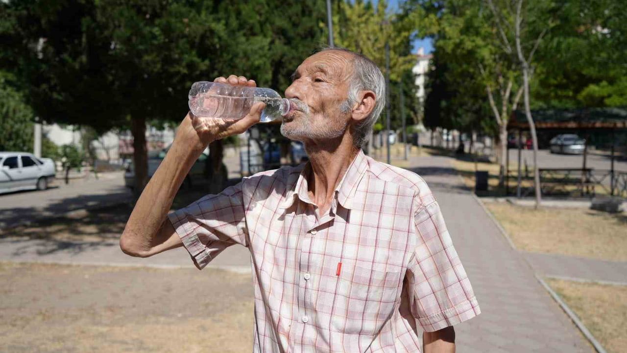 Yıllarca su içemeyen 79 yaşındaki adam su içmeye başladı ama şimdi yemek yiyemiyor