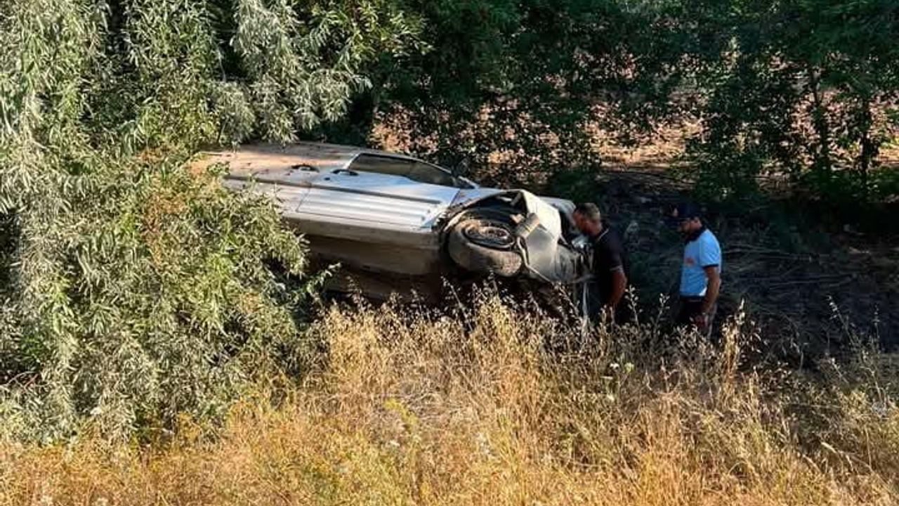 Yol kenarındaki tarlaya savrulan hafif ticari araçta üç kişi yaralandı