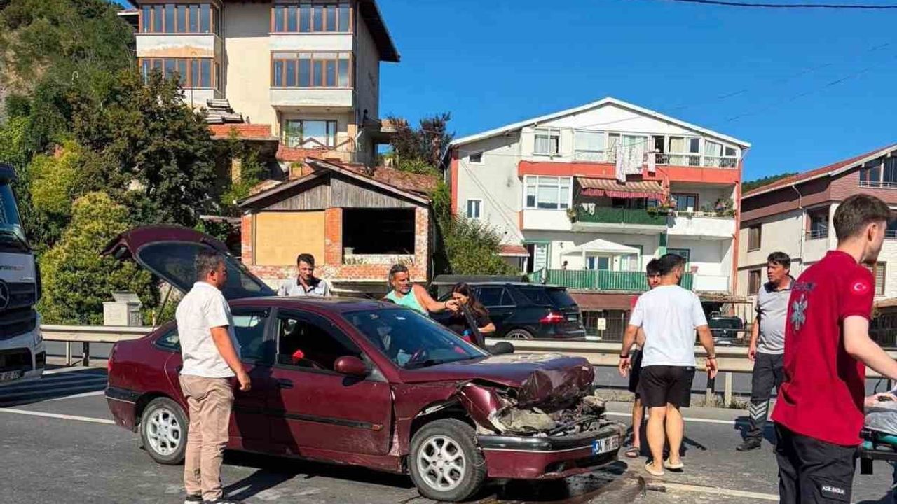 Yol vermek için duran kamyona arkadan çarpan otomobilde iki kişi yaralandı