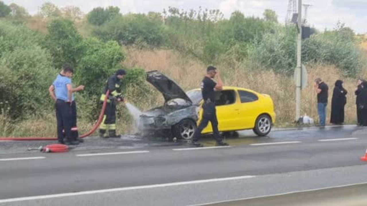 Yolda alev topu: Tekirdağ'da otomobil kullanılamaz hale geldi
