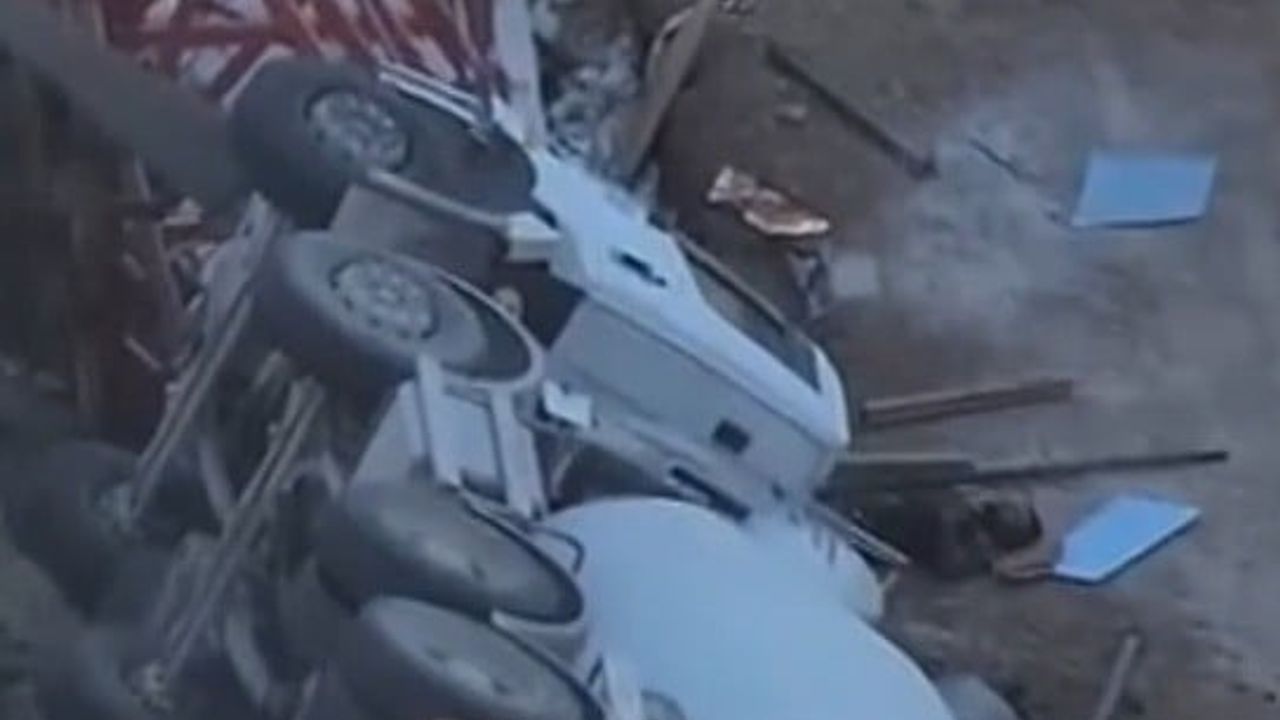 Yolda çökme nedeniyle beton mikseri devrildi: 1 yaralı
