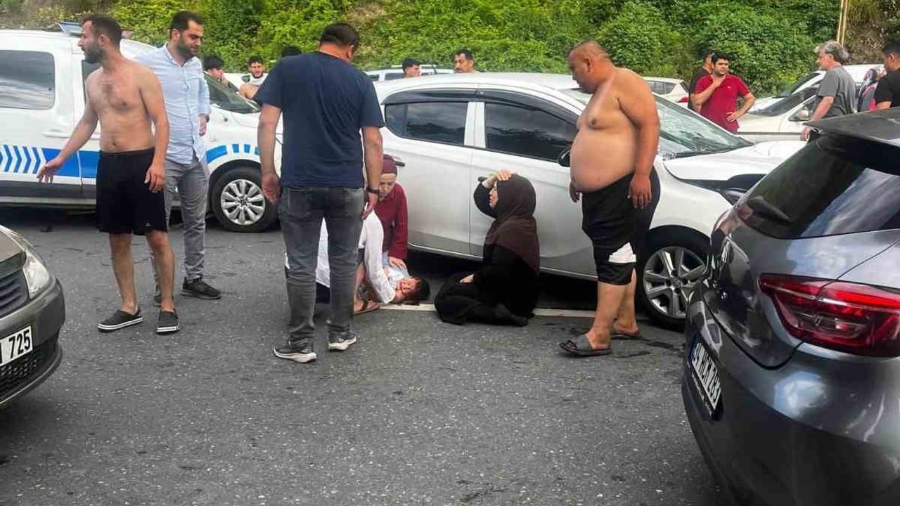 Yolun karşısına geçerken otomobilin çarptığı baba ve oğlu ağır yaralandı
