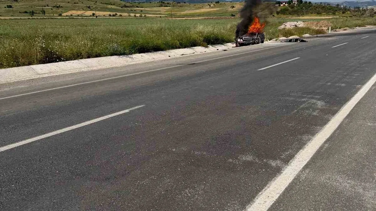 Yozgat'ta devrilen otomobil yandı: 1 ölü, 3 yaralı
