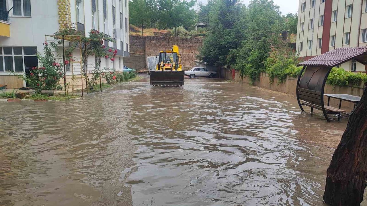 Yozgat'ta sağanak sel yaşamı aksattı