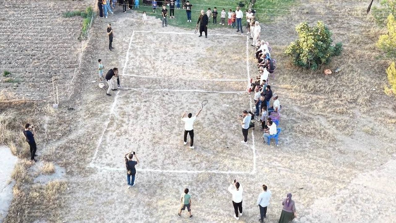 Yukarı Esence'de toprak kortta tenise ilgi artıyor