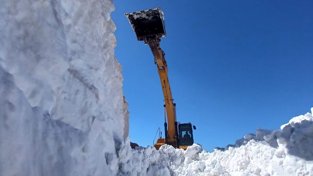 Yüksekova'da 6 metreyi aşan karda yol açma çalışmaları tünel görünümü oluşturdu