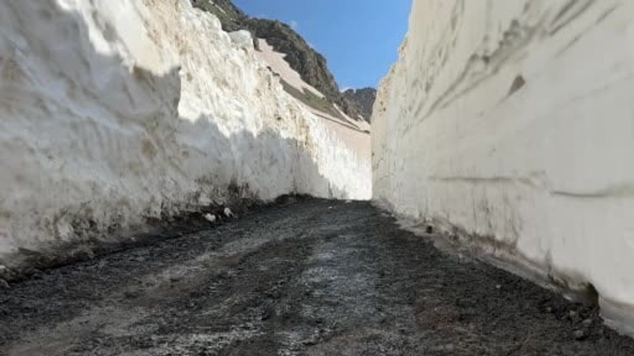 Yüksekova’da 8 metreyi aşan kar tünelleri: iş makinesi içinde kayboldu