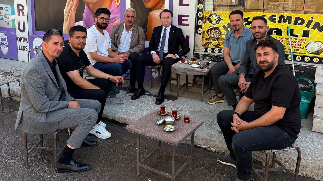 Yüksekova’da halkın içinde bir kaymakam