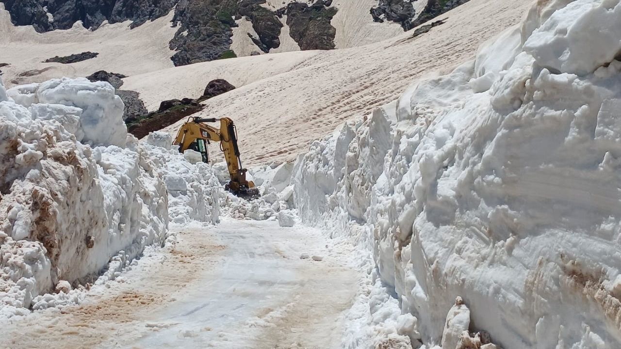 Yüksekova'da temmuzda 5 metreyi aşan kar tünelleri