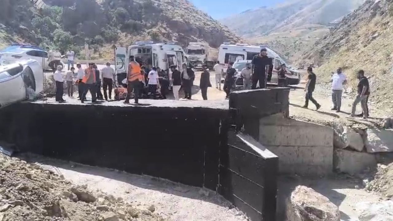 Yüksekova'da trafik kazası: 3 yaralı
