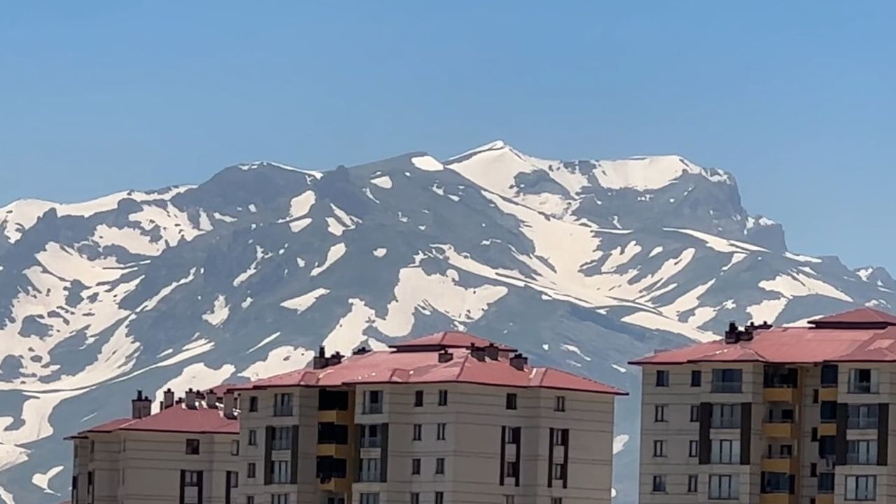Yüksekova'nın heybetli Cilo Dağı yılın 12 ayı kar barındırıyor
