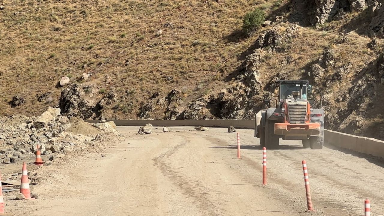 Yüksekova-Van yolunda kaya parçaları ulaşımı aksattı