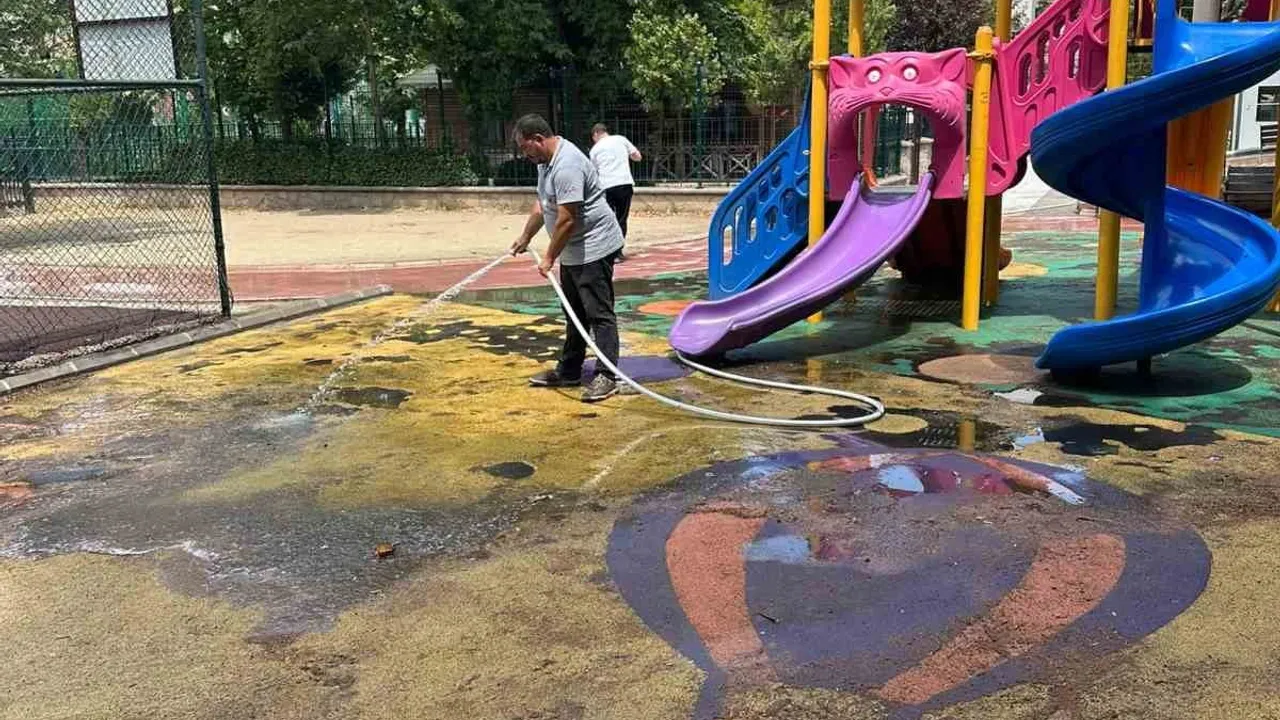 Yunusemre’de çocuk parkları temizleniyor ve dezenfekte ediliyor