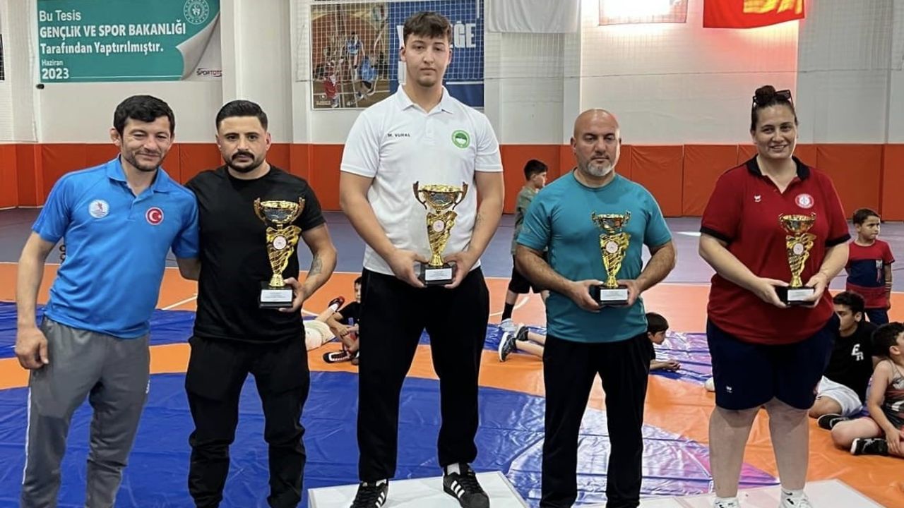 Yunusemre’nin minik pehlivanları madalyaları topladı