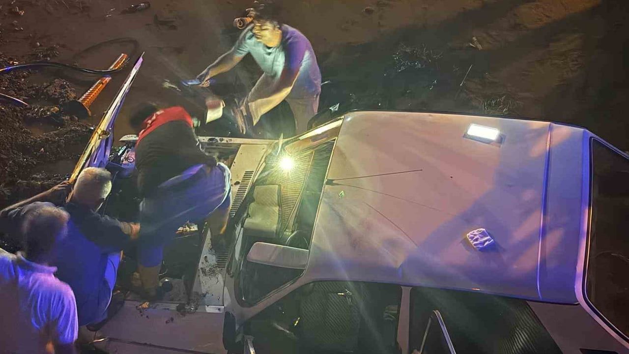 Yüzüncü Yıl Bulvarı'nda köprüden kanala yuvarlanan otomobilde dört yaralı