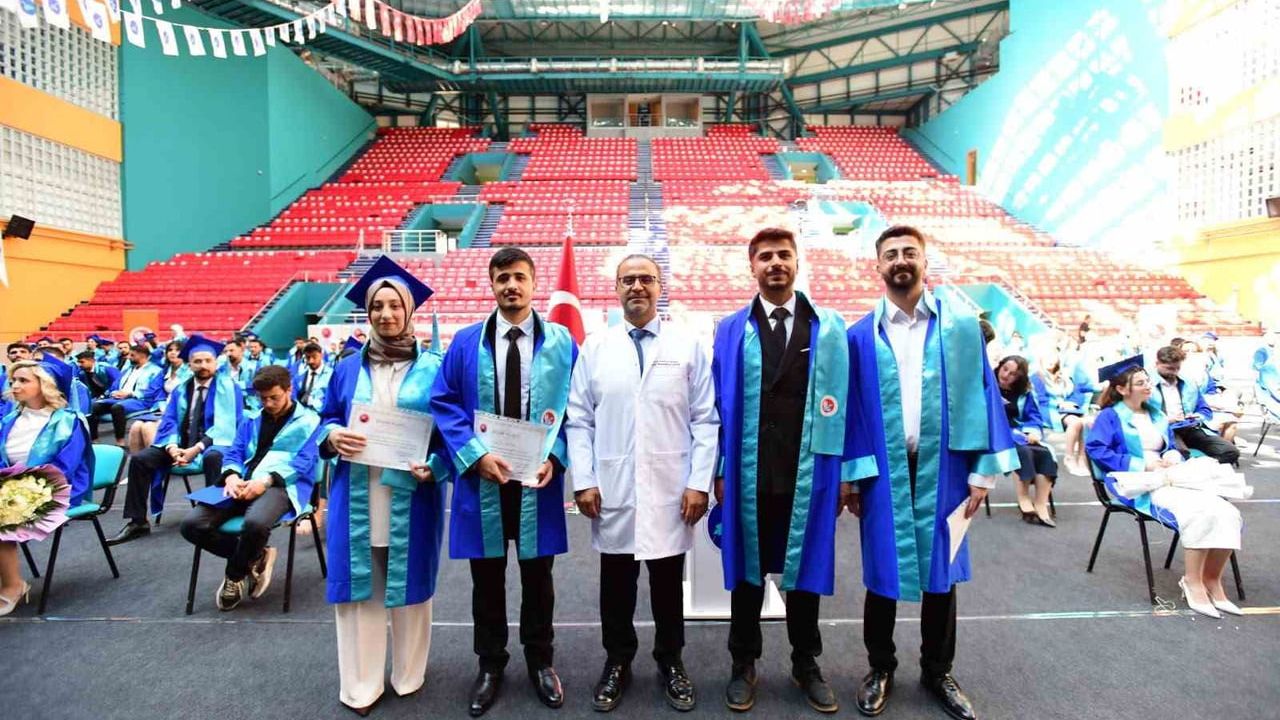 YYÜ tıp fakültesi'nde mezuniyet coşkusu: genç hekimler diplomalarını aldı