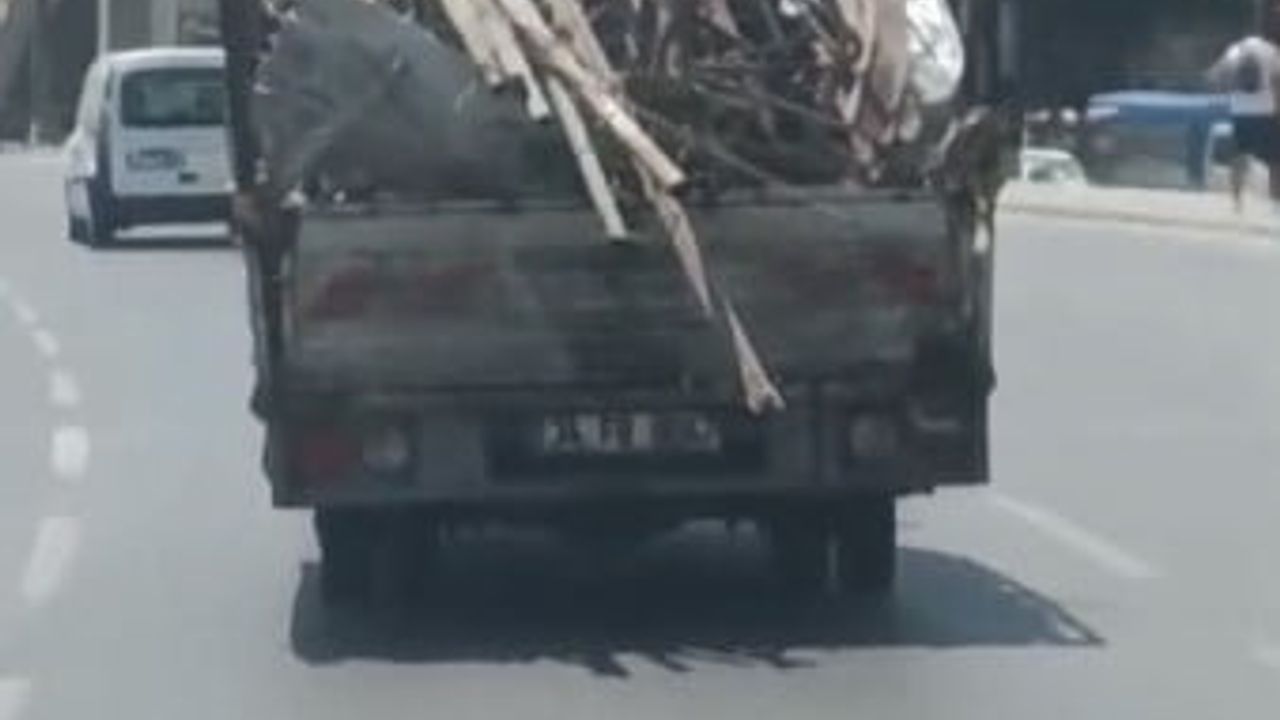 Zeytinburnu'nda demir yüklü kamyonetin önlemsiz yolculuğu