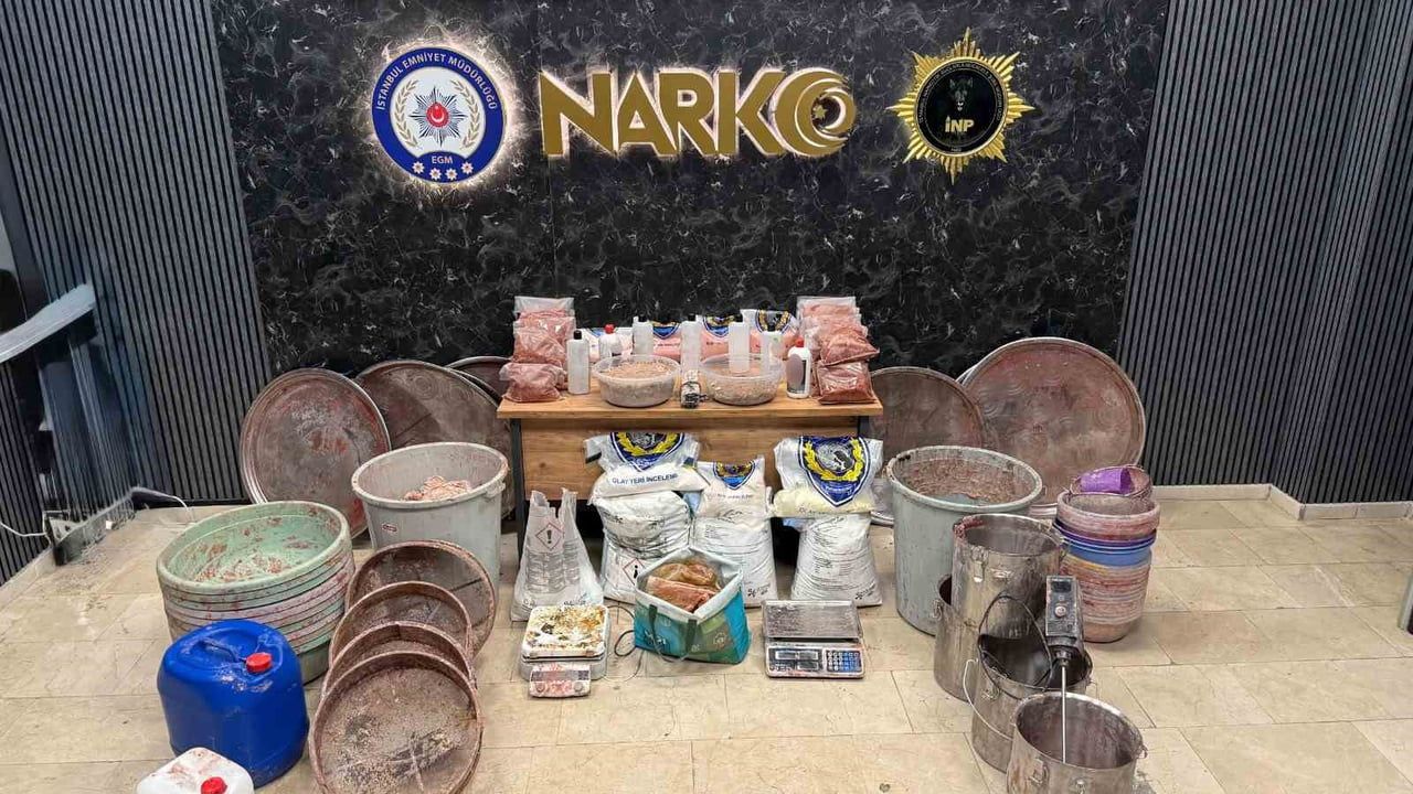 Zeytinburnu'nda hammadde ve makinelere yönelik büyük narkotik operasyonu