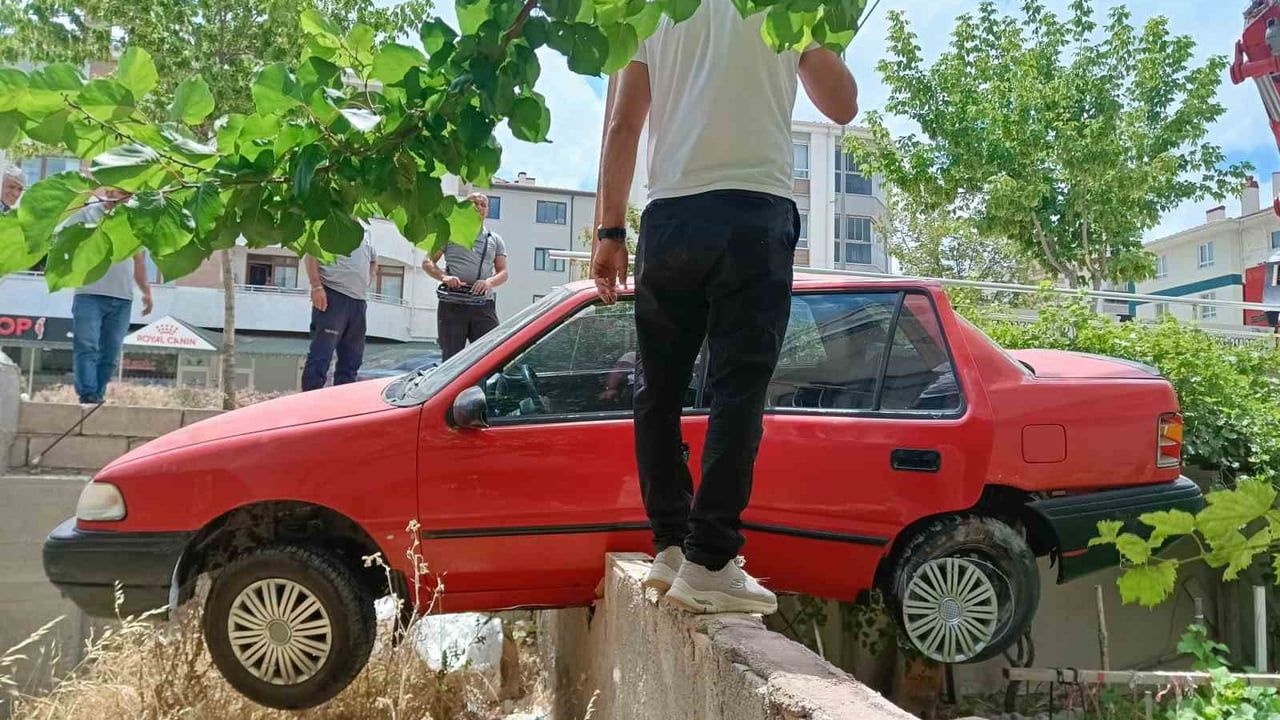 Zeytinyağı yola döküldü, araç kontrolden çıkıp bahçeye düştü